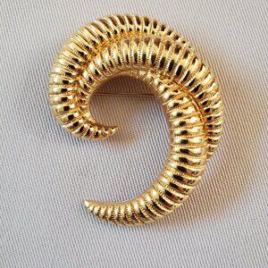 Vintage Monet Modernist Overlay Swirl Gold Tone Brooch